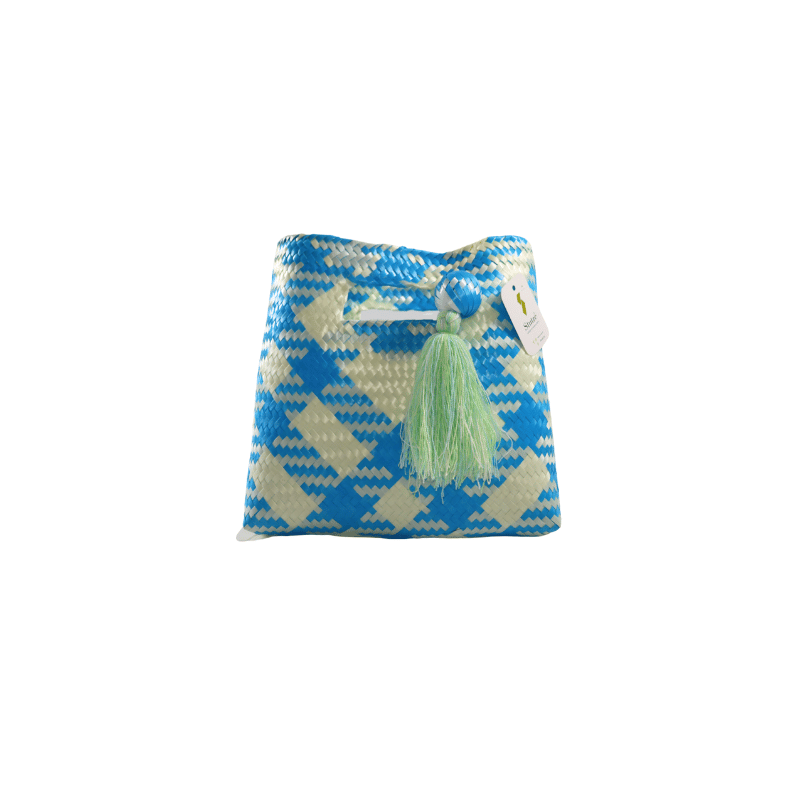 Bolsa mano con asa integrada, hecha con palma natural.