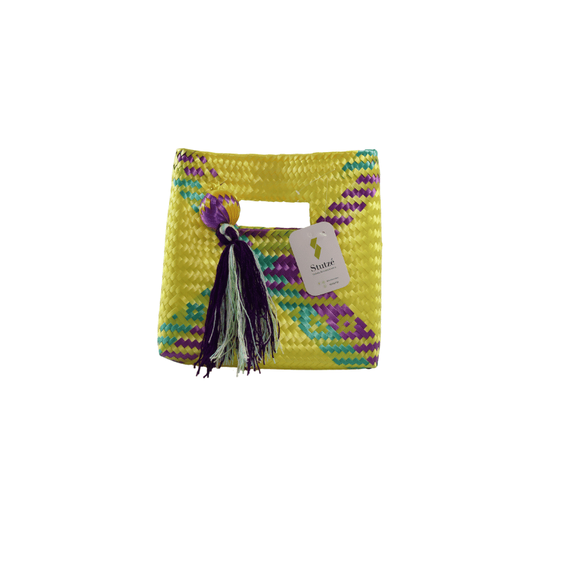 Bolsa mano con asa integrada, hecha con palma natural.