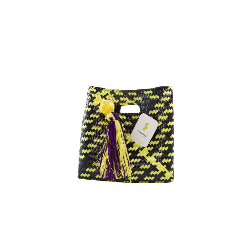 Bolsa mano con asa integrada, hecha con palma natural.