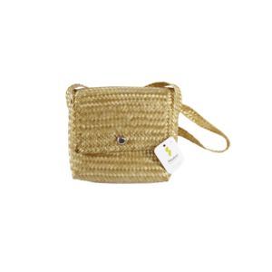 Bolsa artesanal con tapa y broche de palma natural. Color natural.