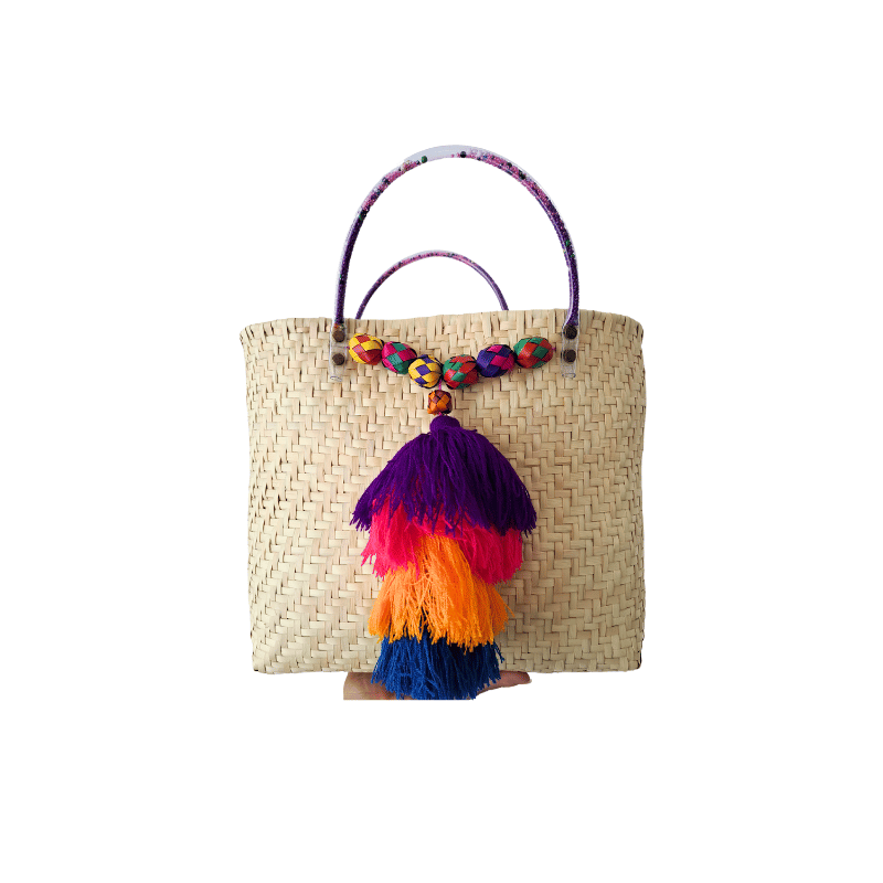 Bolsa cuadrada de palma natural artesanal. Decorada con accesorio.