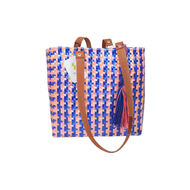 Bolsa artesanal de palma plástica con asa de cuero, tejida a mano por artesanas de Oaxaca con técnicas tradicionales y diseño artesanal mexicano.