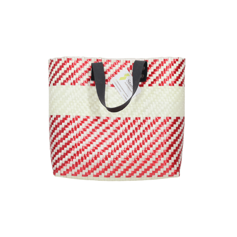Bolsa artesanal de palma plástica con asa de cuero, tejida a mano por artesanas de Oaxaca con técnicas tradicionales y diseño artesanal mexicano.