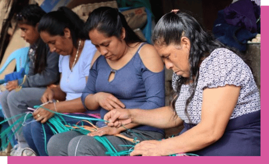 Taller de tejido artesanal de palma en Oaxaca – Stutzé Mujeres artesanas tejiendo palma a mano en un taller artesanal en Oaxaca