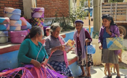 Comunidad de artesanas de palma en Oaxaca - Stutzé Grupo de mujeres artesanas en Oaxaca compartiendo y exhibiendo sus productos de palma.