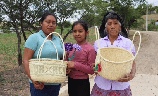 familia de artesanas Familia de artesanas partícipes de Stutze