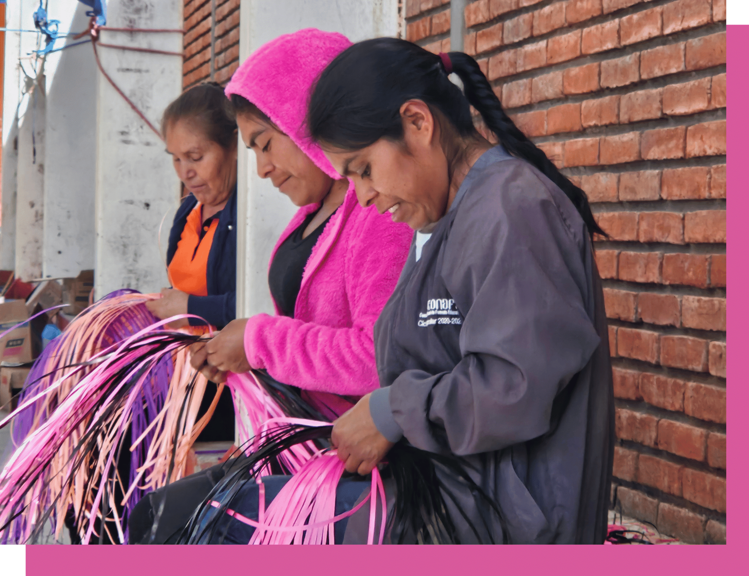 Mujeres artesanas tejiendo palma en la Sierra Sur de Oaxaca – con fondo Mujeres artesanas zapotecas tejiendo palma en la Sierra Sur de Oaxaca