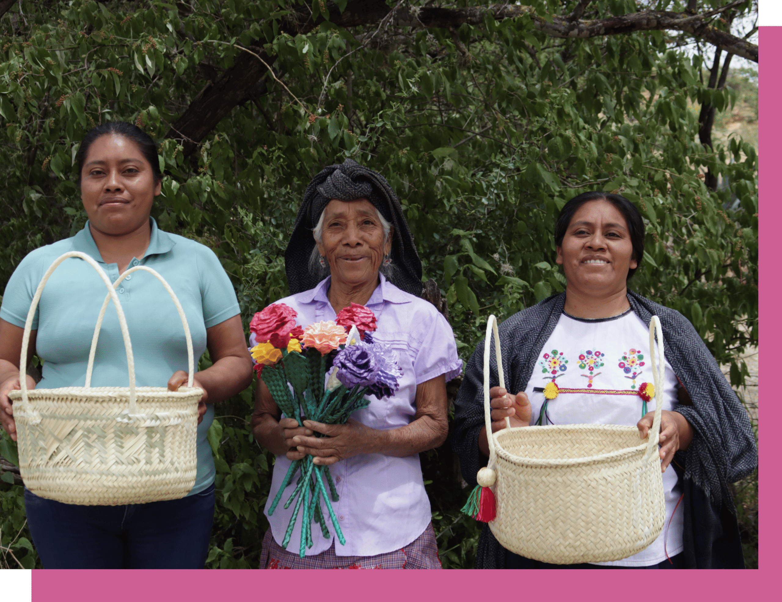 Artesanas de Río Mijangos – Tejido de palma en Oaxaca Artesanas de Río Mijangos tejiendo productos artesanales de palma en Oaxaca