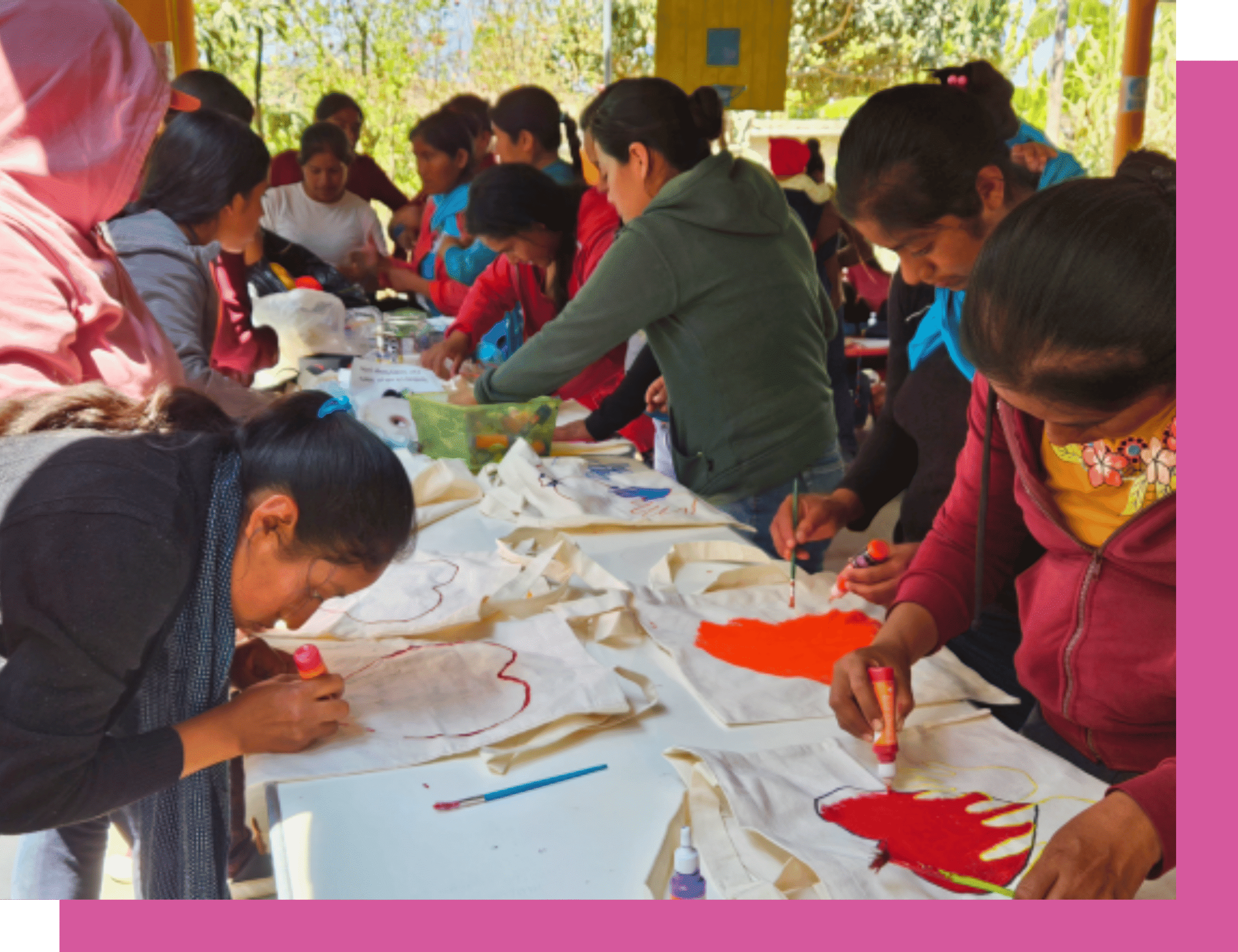 Mujeres artesanas tejiendo palma en la Sierra Sur de Oaxaca Artesanas de la Sierra Sur de Oaxaca en taller de tejido de palma artesanal generando ingresos para su economía familiar.