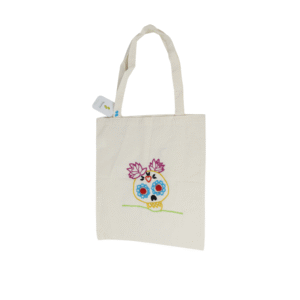 Bolsa artesanal de manta con bordados tradicionales, elaborada a mano por artesanas de Oaxaca con diseños inspirados en la cultura y el patrimonio textil oaxaqueño.