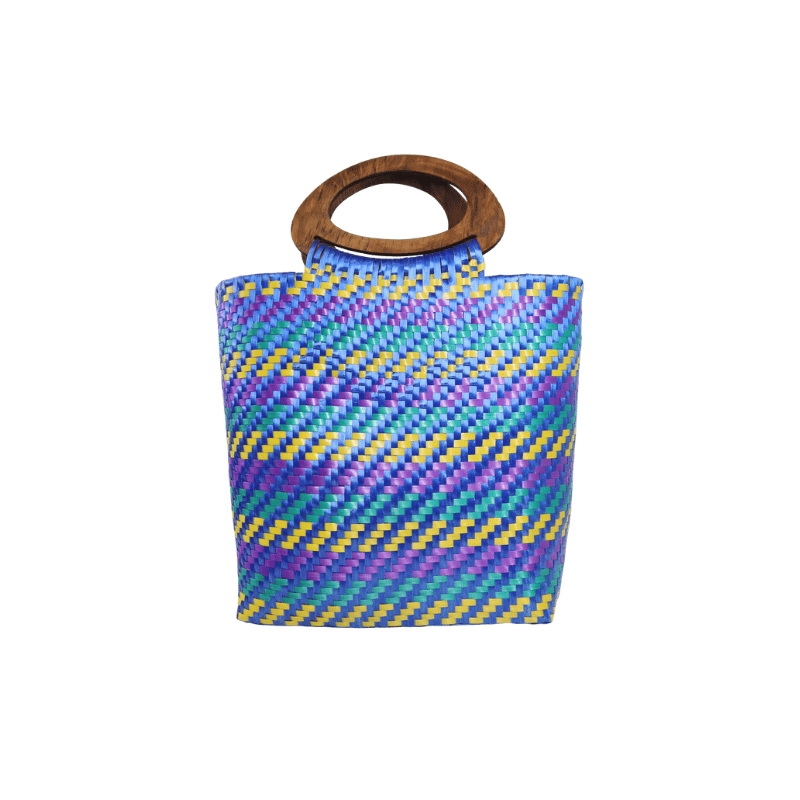Bolsa artesanal de palma plástica con asa de madera, tejida a mano por artesanas de Oaxaca con diseño tradicional y acabado contemporáneo.