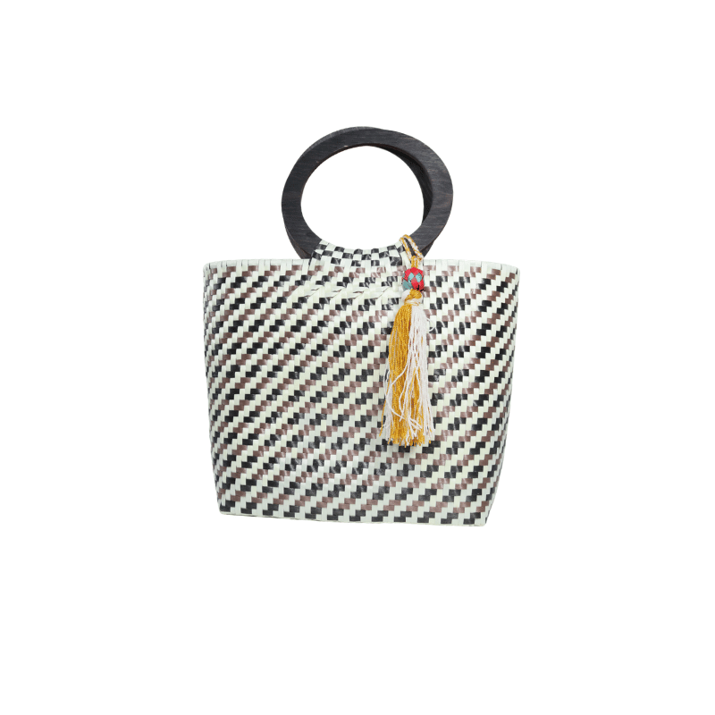 Bolsa artesanal de palma plástica con asa de madera, tejida a mano por artesanas de Oaxaca con diseño tradicional y acabado contemporáneo.