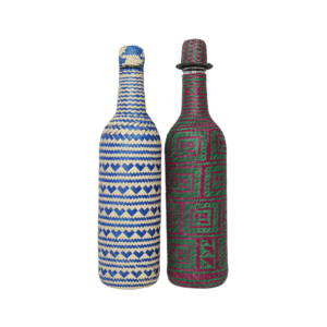 Botella de mezcal forrada con palma natural tejida a mano por artesanas de Oaxaca, elaborada con técnicas tradicionales y diseño artesanal mexicano.