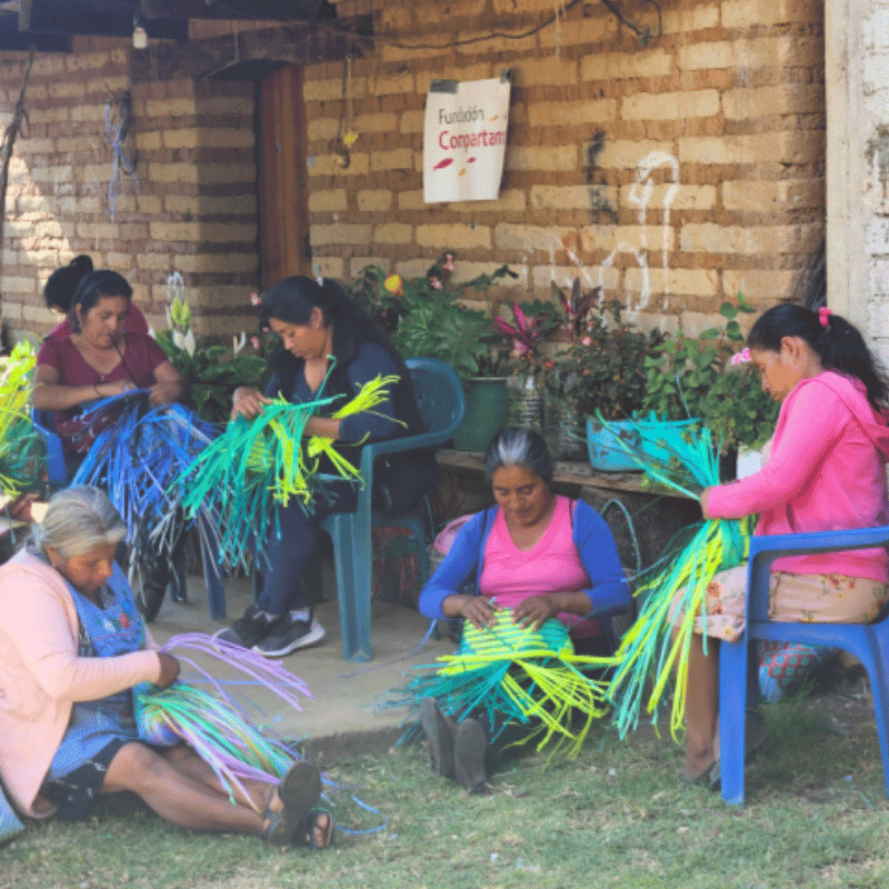 artesanas de palma en Oaxaca - Stutzé Artesanas de la Sierra Sur de Oaxaca trabajando en tejido de palma durante un taller de educación financiera.