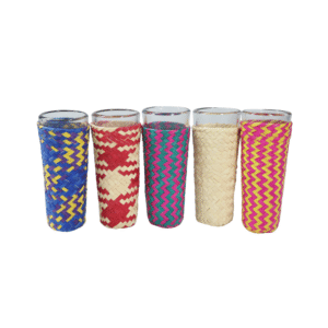 Vasos para tequila y mezcal forrados artesanalmente con palma natural por artesanas de Oaxaca, elaborados a mano con técnicas tradicionales.