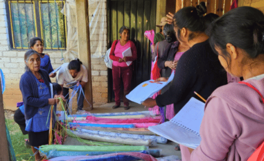 Grupo de artesanas zapotecas en Oaxaca reunidas en un taller trabajando en el tejido de palma